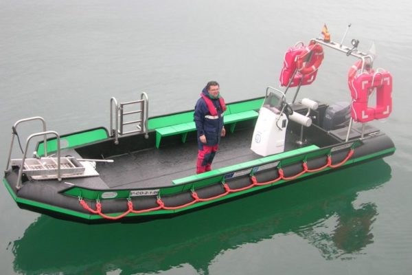 Barco de polietileno de alta densidad construido para trabajos postuarios