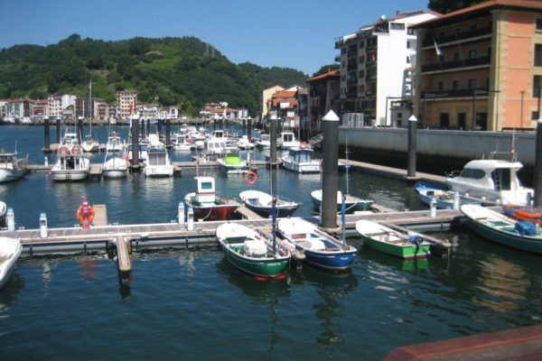 Pasajes port with aluminium docks