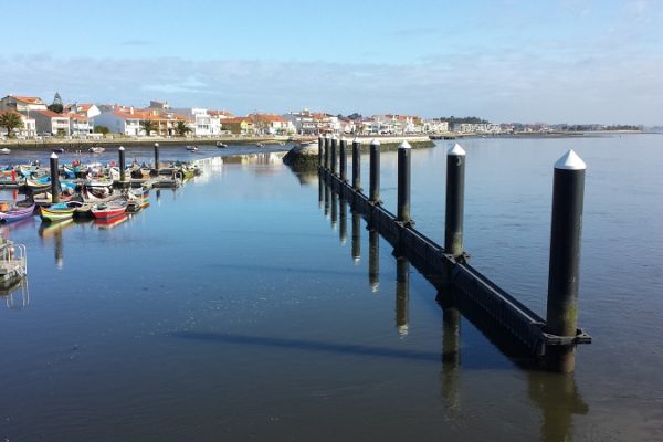 Rompeolas de acero situado en el Porto de A Torreira