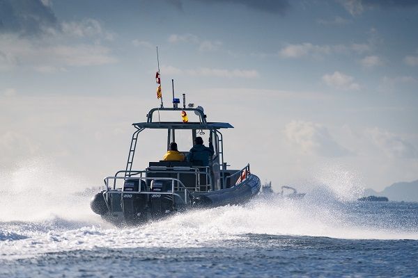 Barco de vigilancia fueraborda