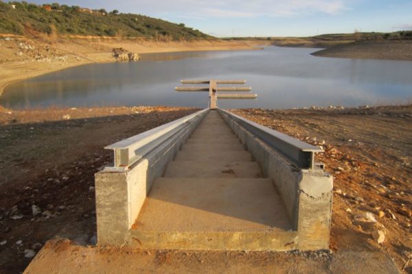 Floating pontoons for reservoirs