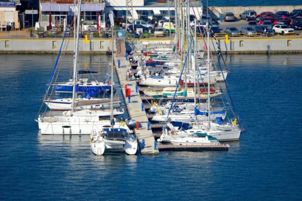 Pantalanes de hormigón en Kavala Marina