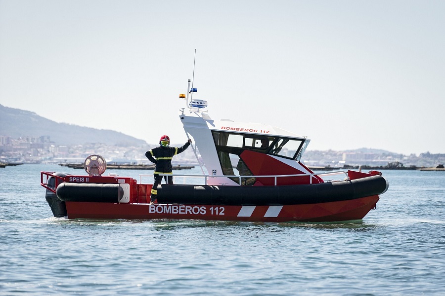 Aluminium fireboat for fire fighters