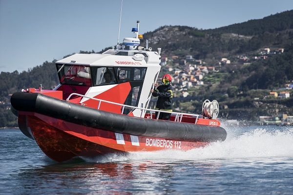 Aluminium fireboat equipped with outboard engines