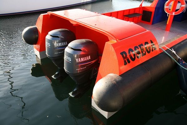 Barco de trabajo rígido, monocasco y cabinado ROSEGA