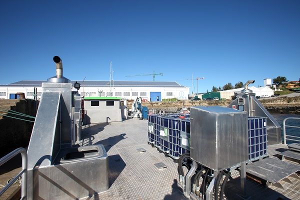 Catamarán de aluminio intraborda