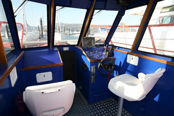 Aluminium workboat propelled by outboard engines