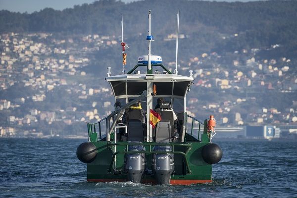 Barco de vigilancia fueraborda