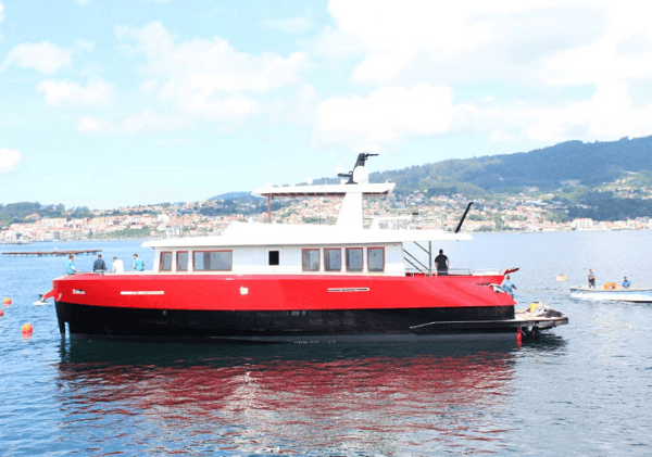 Yate de aluminio compacto realizando las pruebas de mar en la Ría de Vigo