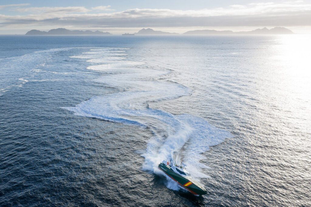 Embarcación de alta velocidad HS60 de AISTER con propulsión por waterjets para el Servicio Marítimo de la Guardia Civil.